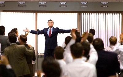 Prizor iz filma Wolf of Wall Street (Volk z Wall Streeta), ki prikazuje Jordana Belforta, direktorja finančnega podjetja, kako z motivacijskim govorom motivira svoje uslužbence in jih pripravlja na neusmiljene in agresivne finančne prevare svojih strank. Fenomen motivacijskega govorništva je plod strupene združitve novodobništva in kapitalizma. 