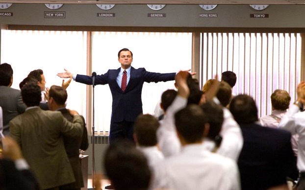 Prizor iz filma Wolf of Wall Street (Volk z Wall Streeta), ki prikazuje Jordana Belforta, direktorja finančnega podjetja, kako z motivacijskim govorom motivira svoje uslužbence in jih pripravlja na neusmiljene in agresivne finančne prevare svojih strank. Fenomen motivacijskega govorništva je plod strupene združitve novodobništva in kapitalizma.